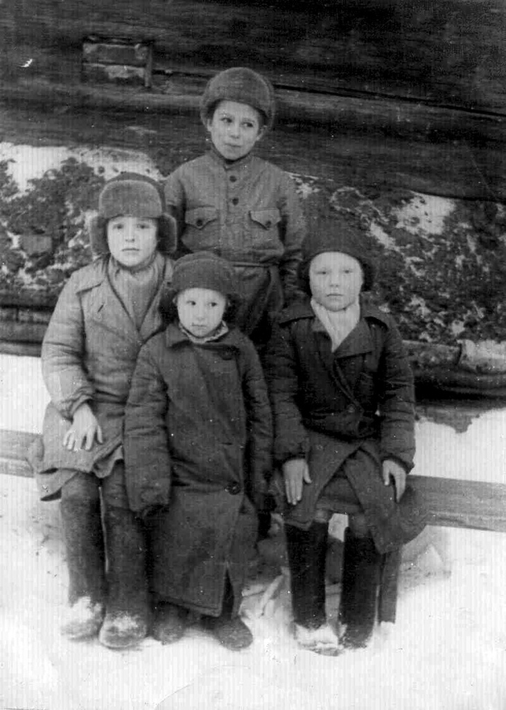 Детский дом деревни Лужки. Дети – сироты из Смоленской области. Семья Ивановых, 1947 год, Владимирская обл., Вязниковский р-н, д. Лужки