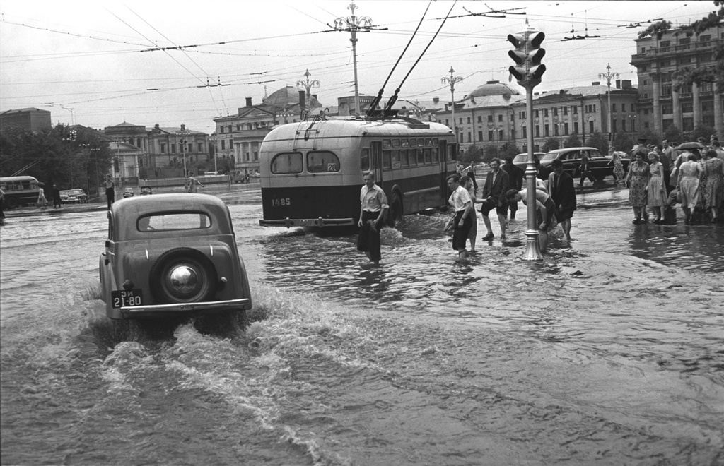 После ливня. Манежная площадь, 1956 год, Охотный ряд, д. 2