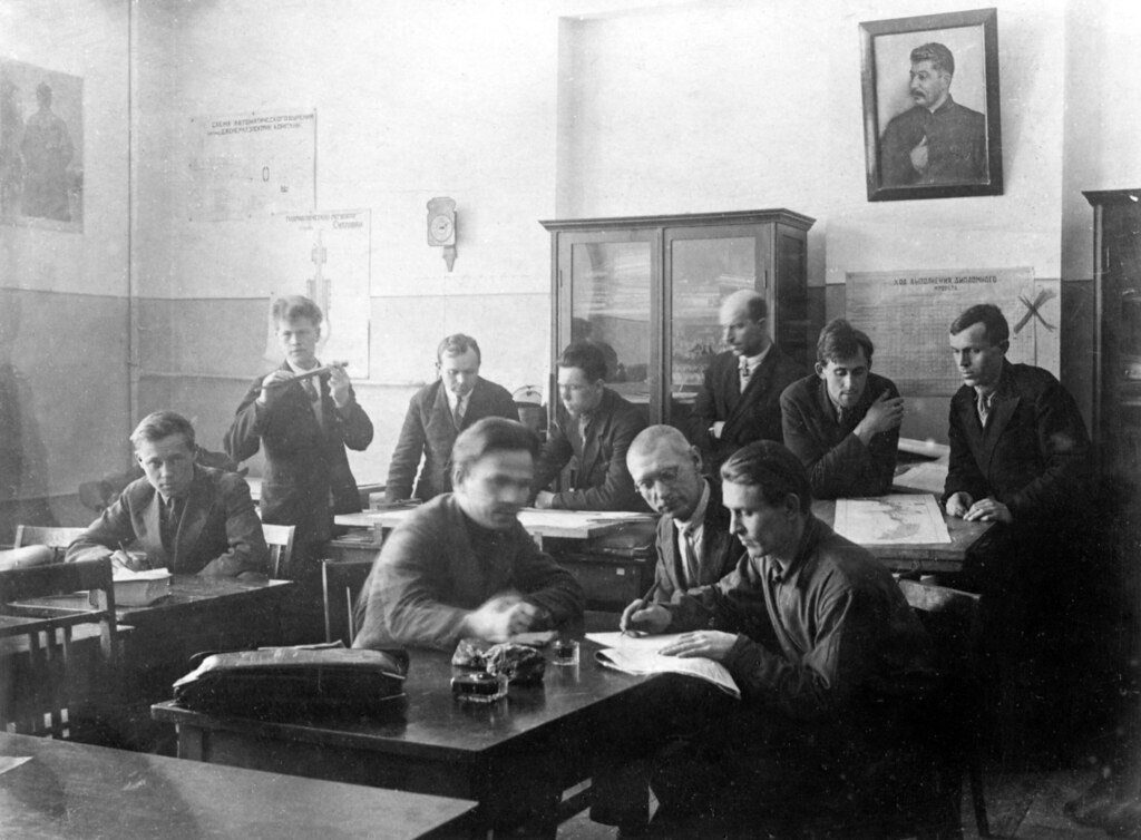 Дипломники в Свердловском горном институте, 1936 год, г. Свердловск. Помечен Х – геолог Федор Рукавишников.Ныне Екатеринбург.