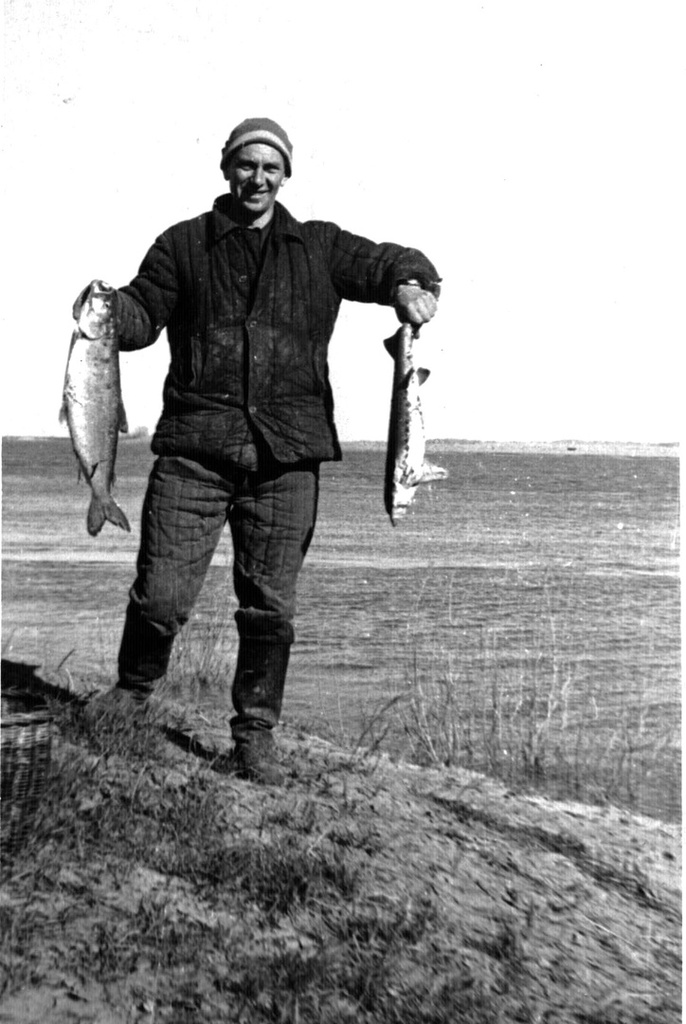 Рыбалка на Иртыше, 29 апреля 1968, Казахская ССР, г. Семипалатинск-21. Ныне город Курчатов.Выставка «Из частных коллекций» с этой фотографией.