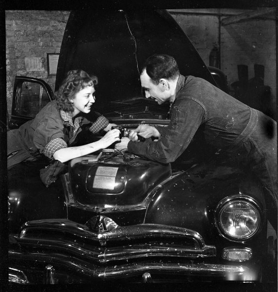 Артистка театра и кино Елена Добронравова в автомастерской, март 1957, г. Москва