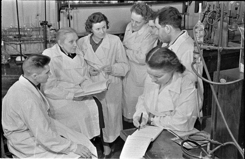 Ольга Павловна Молчанова, член-корреспондент Академии медицинских наук, доктор биологических наук, профессор, директор Всесоюзного института питания Академии медицинских наук СССР с коллегами, 1954 год, г. Москва