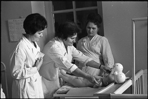 Заведующая отделением развития и воспитания здорового ребенка Института педиатрии Академии Медицинских наук СССР Зинаида Ивановна Коларова (Бирюкова) осматривает ребенка, 1961 - 1969, г. Москва. Ныне Национальный медицинский исследовательский центр здоровья детей.