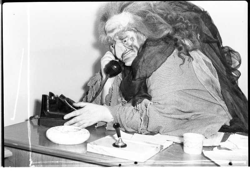 Театр юного зрителя, актер в гриме Бабы Яги, 1972 год, г. Москва. Выставка «У меня зазвонил телефон...» с этой фотографией.