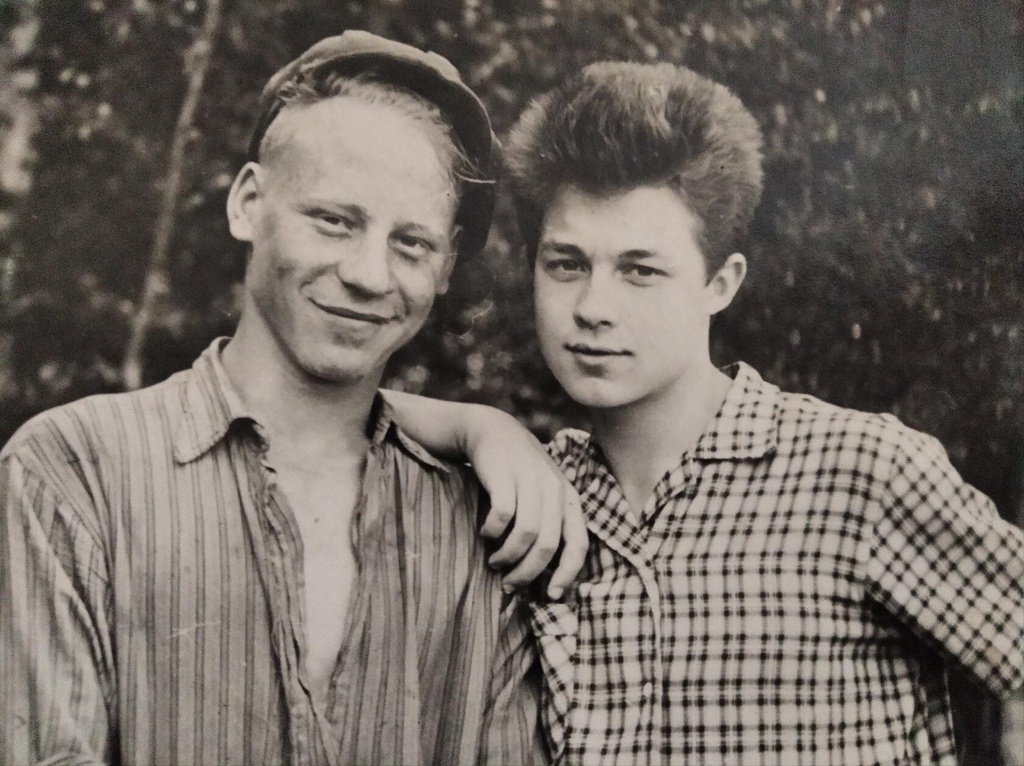 Деревенская молодежь, 10 июля 1970, Костромская обл., Островский р-н, дер. Агафоново. На фотографии мой отец с другом.&nbsp;Фотография из архива Наталии Чесноковой.