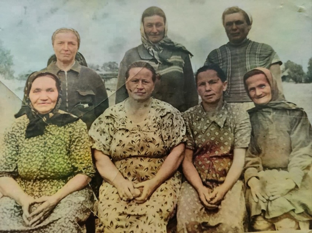 Сельские труженицы, 14 июня 1970, Костромская обл., Островский р-н, дер. Агафоново. Сидит в первом ряду вторая слева – моя бабушка  Анастасия Федоровна Веселова. Бабушка работала в колхозе дояркой, в войну – на тракторе.Фотография из архива Наталии Чесноковой.