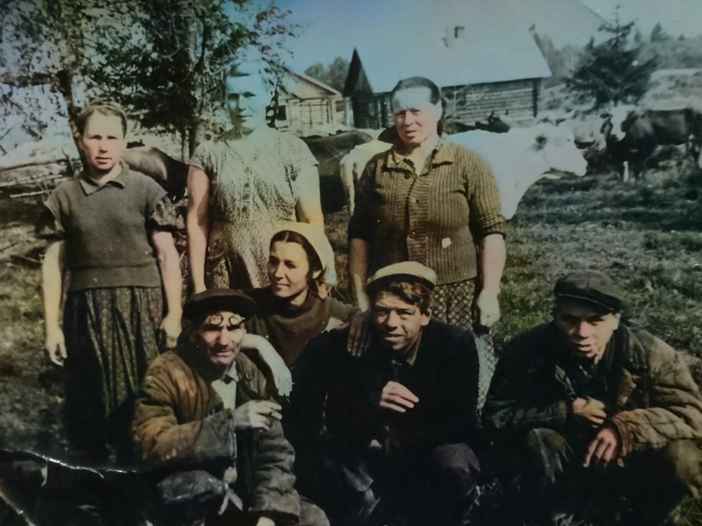 Труженики колхоза, 2 апреля 1965, Костромская обл., Островский р-н, дер. Агафоново. Фотография из архива Наталии Чесноковой.