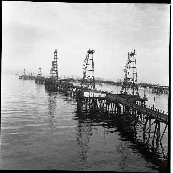 Фото "Добыча нефти на Каспийском море", 1950-е, Азербайджанская ССР ...