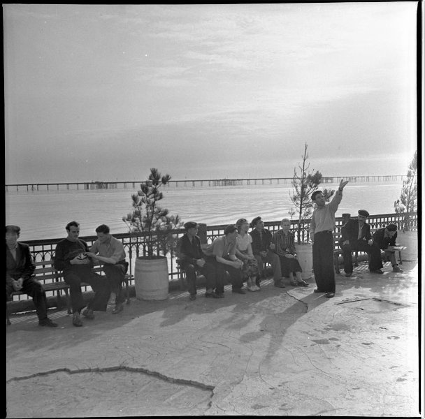 Фото "Добыча нефти на Каспийском море", 1950-е, Азербайджанская ССР ...