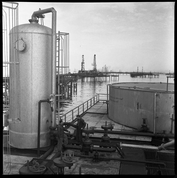 Фото "Добыча нефти на Каспийском море", 1950-е, Азербайджанская ССР ...