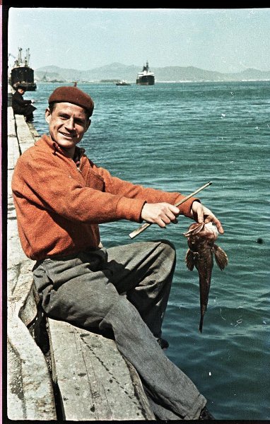 Порт Находка. Рыбак, 1960 год, Приморский край, г. Находка. Видео «Клюет!» с этой фотографией.