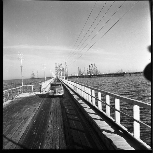 Фото "Добыча нефти на Каспийском море", 1950-е, Азербайджанская ССР ...