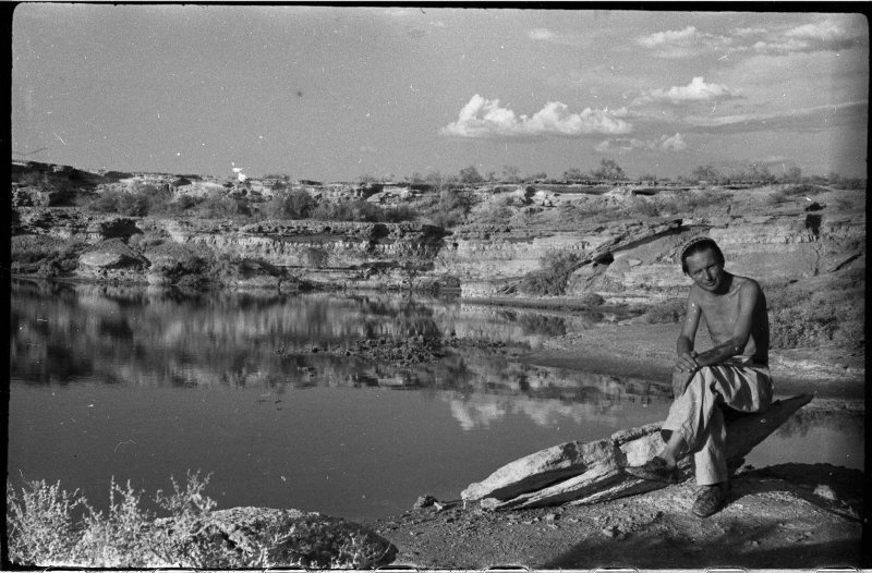 Советский фотокорреспондент Дмитрий Козлов в Каракумах, на берегу соленого озера, 1952 год, Туркменская ССР