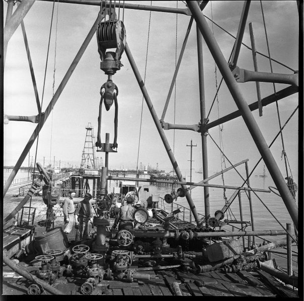 Фото "Добыча нефти на Каспийском море", 1950-е, Азербайджанская ССР ...