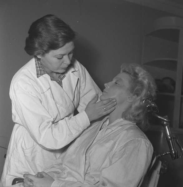 Фото "Киноартистка Ирина Скобцева в гримерной", 1956 год, г. Москва ...