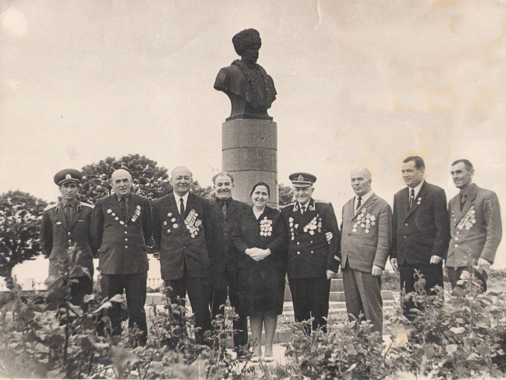 Ветераны, 9 мая 1972 - 9 мая 1975, Дагестанская АССР, г. Махачкала. В центре – Роза Эльдарова.&nbsp;