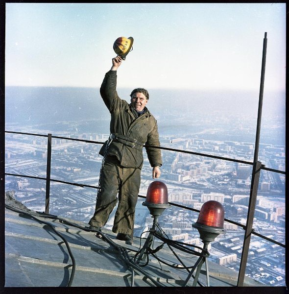 Монтажник на одном из уровней Останкинской телебашни, 1965 - 1967, г. Москва