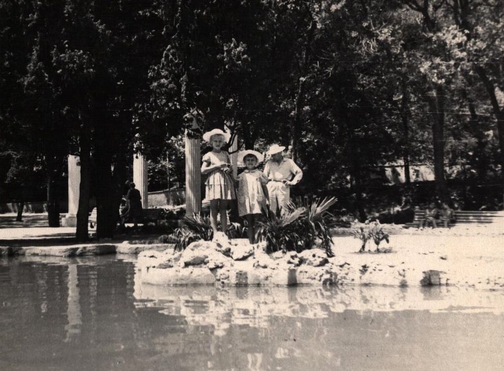Фото "Лена и Марина Сосенковы в Приморском парке", июль 1962 ...