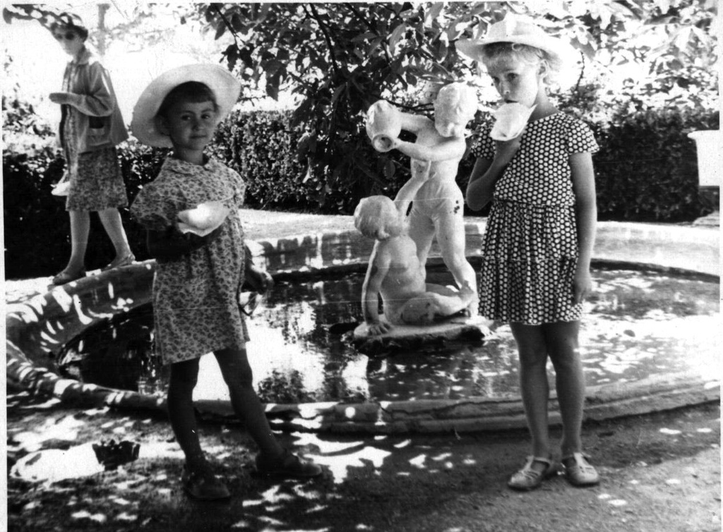 Марина и Лена Сосенковы в Приморском парке, июль 1962, Украинская ССР, Крымская обл., г.Ялта