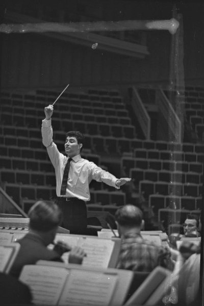 Французский дирижер Роберто Бенци в Большом зале Московской консерватории, 1962 год, г. Москва