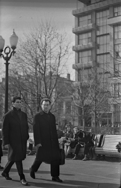 Фото "Французский дирижер Роберто Бенци на прогулке в центре Москвы ...