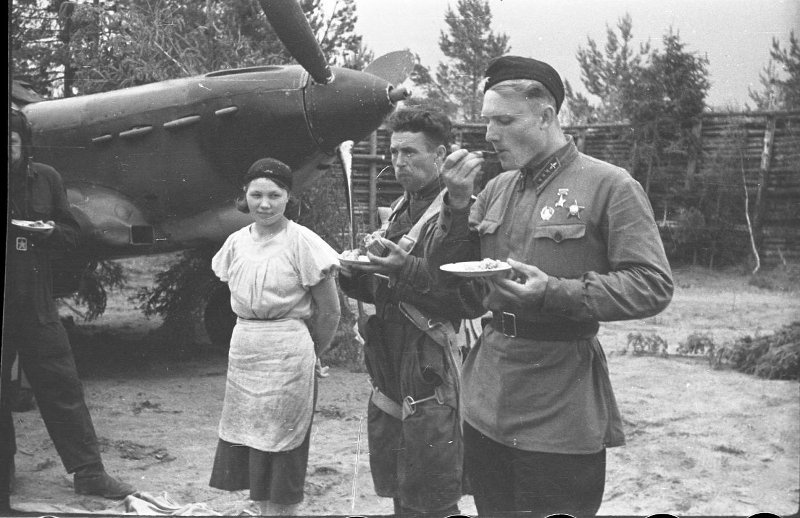 В минуты затишья, 1941 - 1942. Командир звена 4-го истребительного авиационного полка 20-й смешанной авиационной дивизии 9-й армии Южного фронта, лейтенант Михаил Петрович Галкин (крайний справа) и летчик-истребитель Леонид Ильич Колесников (в центре).