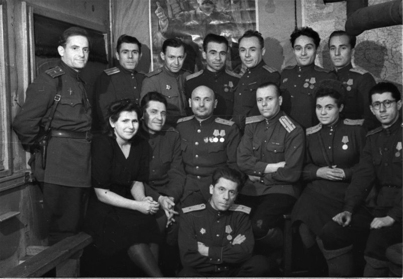 Волховский фронт. Групповой портрет. Среди присутствующих – поэт Павел Шубин, корреспонденты газеты «Фронтовая правда» Александр Чаковский и Михаил Эдель, 1943 - 1944