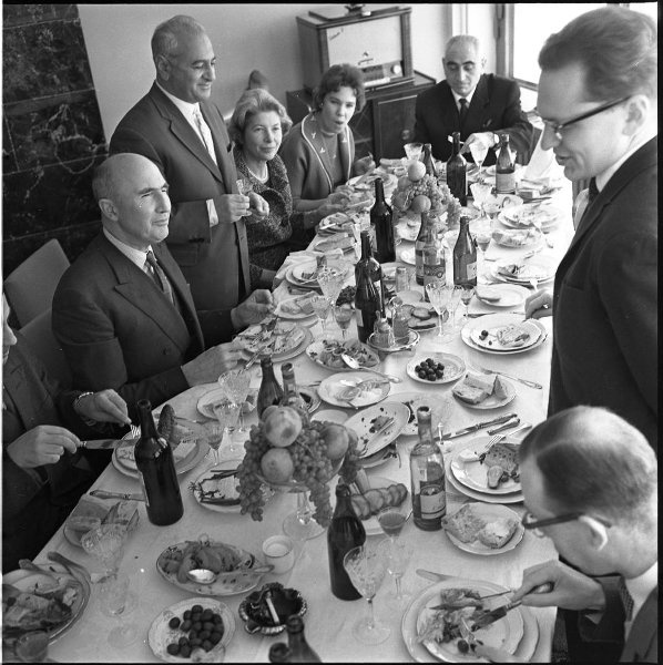 Прием делегации английских специалистов по атомной энергии, 1962 год, г. Москва. Речь произносит (стоит слева) председатель Государственного комитета Совета Министров СССР по использованию атомной энергии Андроник Мелконович Петросьянц. Первый слева – глава делегации Роджер Мейкинз.