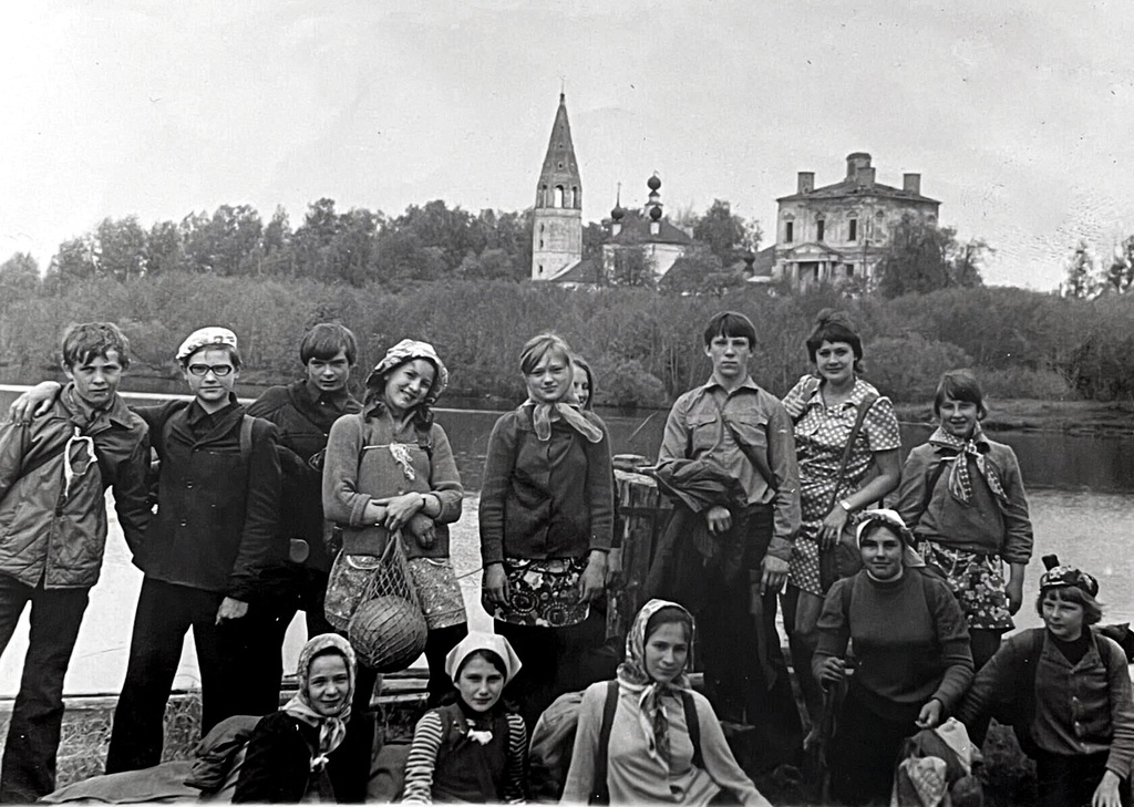 Храмовый комплекс. Успенская и Никольская церкви, 1968 - 1970, Ивановская обл., Южский р-н, с. Хотимль. Экскурсия школьников города Южа.