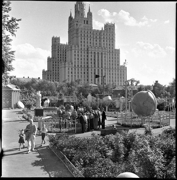 В Московском планетарии. На астрономической площадке, 1957 - 1963, г. Москва