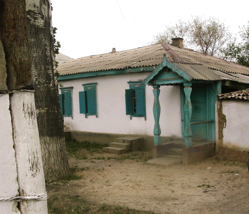 Казачий дом в станице Голубевской (Борохудзире), 1990 год, Казахская ССР, Талды-Курганская обл., Панфиловский р-н, с. Коктал. В 1871&nbsp;году  была основана станица Голубевская, названная так по имени известного&nbsp;геодезиста и географа Александра Федорович Голубева, бывавшего в районе этой местности еще в начале 1860-х для определения астрономических пунктов, и назначенного вторым комиссаром по разграничению здесь России с Китаем в 1863 году. Начало заселения этой станицы положили зачисленные потом в Семиреченское казачье войско 19 семей крестьян Тобольской губернии, поселившиеся по их собственному желанию в правобережной части Илийской долины на речке Борохудзир, близ нашего укрепления того же имени, почему и поселение, ими образованное, было названо сначала Борохудзирским.&nbsp;В последующие 3 года в селе Борохудзир, названном уже выселком Голубевским, было вызвано из станиц Семиреченского войска 50 семей казаков и несколько семей из Сибирского войска с Бийской линии, из 3, 4, 5 и 6 полковых округов. Все эти поселенцы получили денежное пособие по 50 рублей на семью. Отчасти одновременно с казаками, a частью позже, в выселок прибывали еще новые партии крестьян, которых, кроме первых 19 семей, всего поселилось здесь с зачислением в казаки 42 семьи. Выселок, таким образом, разросся и впоследствие был обращен в станицу.&nbsp;Ныне село Коктал Панфиловского района Жетысуской области (Казахстан).