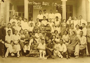 Отдыхающие Дома отдыха ВЦСПС, 19 августа 1937, Краснодарский край, станица Морская. Во втором ряду справа&nbsp;−&nbsp;моя бабушка  Мария Афанасьевна Носова.ВЦСПС − Всесоюзный центральный совет профессиональных союзов.Фотография из архива Зои Владимировны Медведевой.