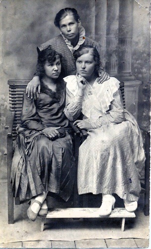 Евгения Викентьевна Мочидловская (в замужестве Сосенкова) с подругами, 1907 - 1910