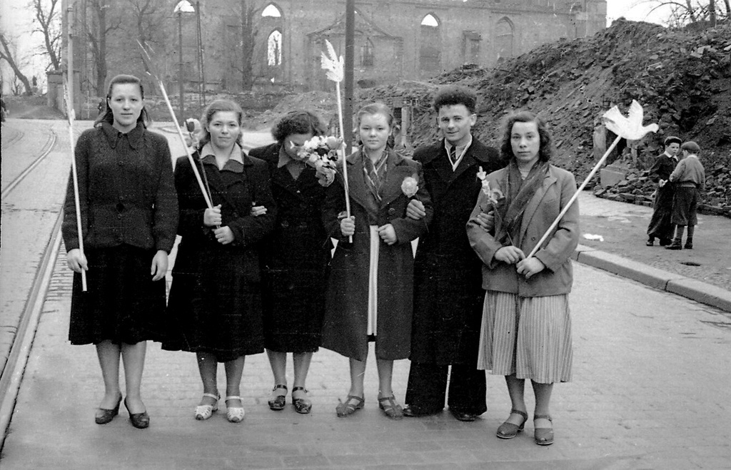 Молодые переселенцы, 1950 - 1951, Калининградская обл., г. Калининград. На заднем плане руины Хабербергской кирхи.Выставка «Калининград» с этой фотографией.