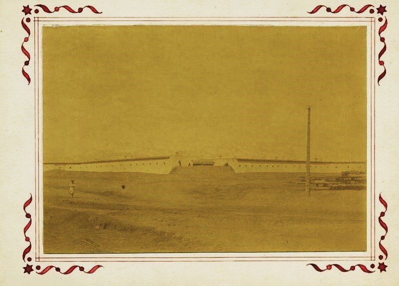 Казачья казарма в Хоргосе, 1891 год, Семиреченская обл., Джаркентский у., Хоргосский выселок. Из серии: «Военный быт Сибирских казаков на границе» изображена казарма в казачьем выселке Хоргосском, на семиреченском участке  российско-китайской границы.