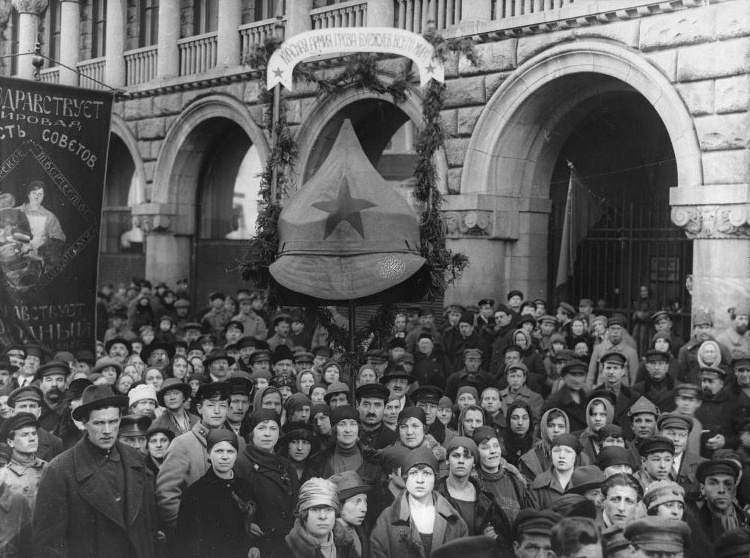 «По форме буденовки», 1922 год, г. Петроград. Выставка «Пропаганда и агитация 1920-х» с этой фотографией.