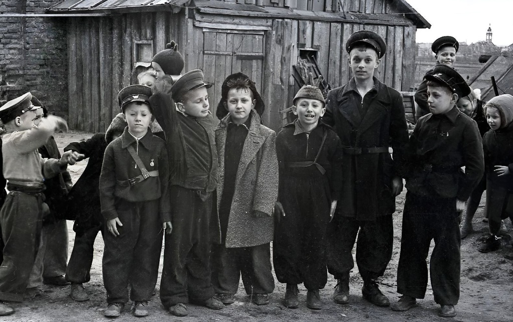 Дети с улицы Коперника, 1959 - 1964, Калининградская обл., г. Калининград. Выставка «Калининград» с этой фотографией.