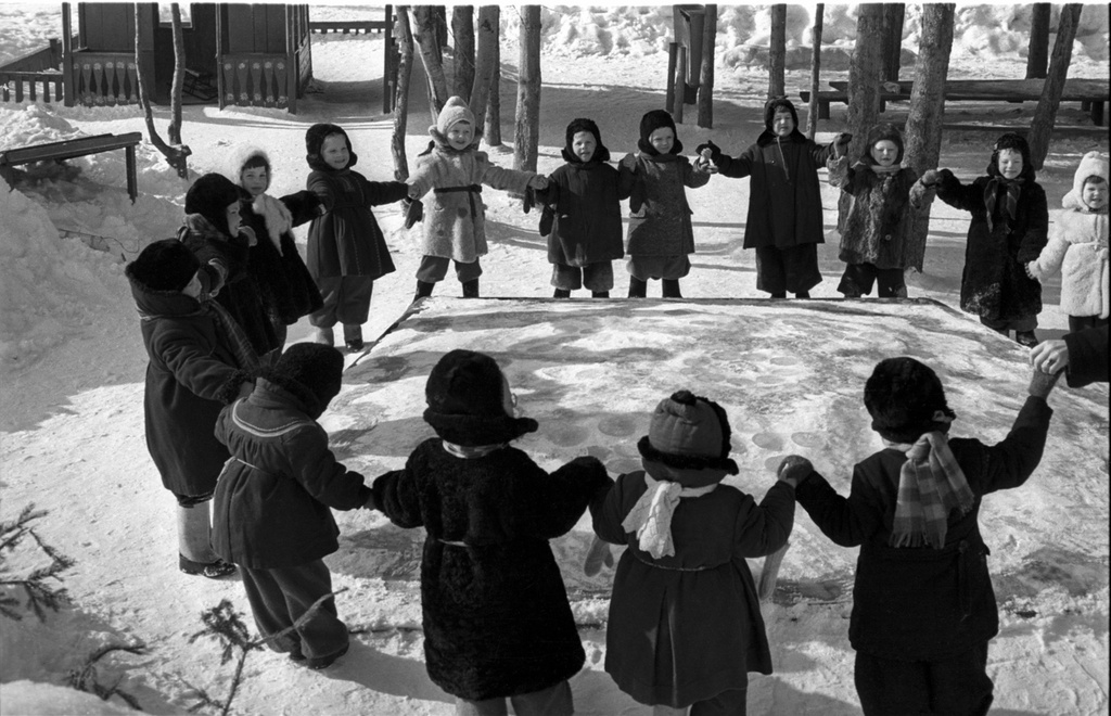 Большой круг. Хоровод, 1961 - 1979, г. Москва. Видео «Валерий Брюсов. "Детская площадка"» с этой фотографией.