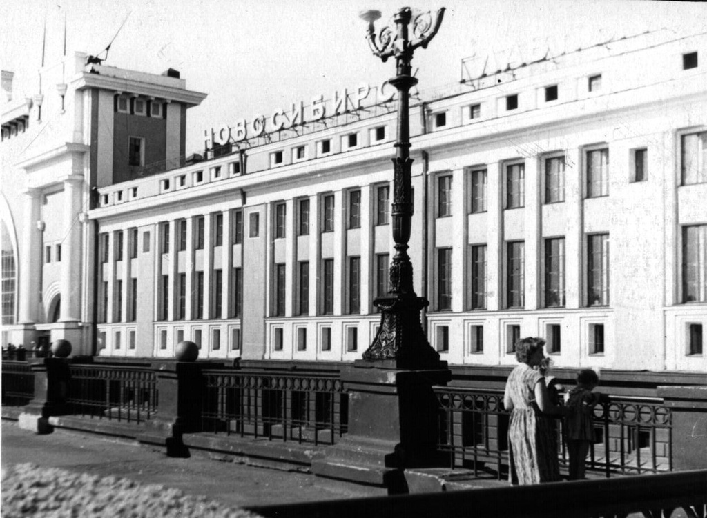 Фото "На железнодорожном вокзале в Новосибирске", июнь 1962, г ...