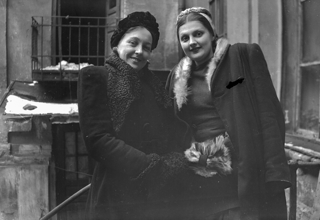 Стильные женщины, 1917 - 1927. Выставка «Балконная жизнь» с этой фотографией.