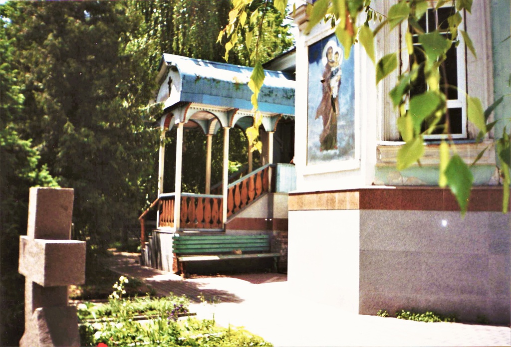 Свято-Казанский собор в Мало-Алматинской станице, 1990 год, Казахская ССР, Алма-Атинская обл., г. Алма-Ата, Малая станица. Западный фасад Свято-Казанского собора в Мало-Алматинской станице. Церковь во имя иконы Казанской Богоматери возведена из материалов Больше-Алматинской Софийской церкви, переносом в 1871 году здания в Мало-Алматинскую станицу. Поставлена в память основания алматинских поселений 8 июня 1855 года и победы над кокандцами в Узун-Агачской битве 21 октября 1860 года. Освящена 24 октября 1871 года.