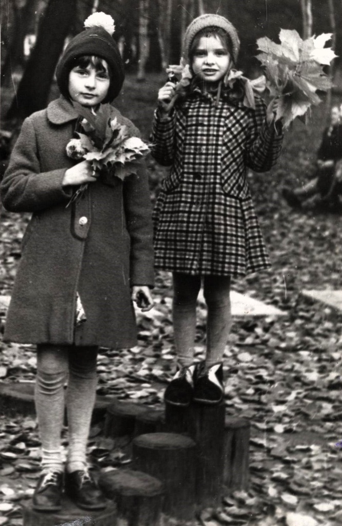 Оля Сосенкова и Маша Филиппова, сентябрь - ноябрь 1979, г. Ленинград. Выставка «Осенние портреты» с этой фотографией.