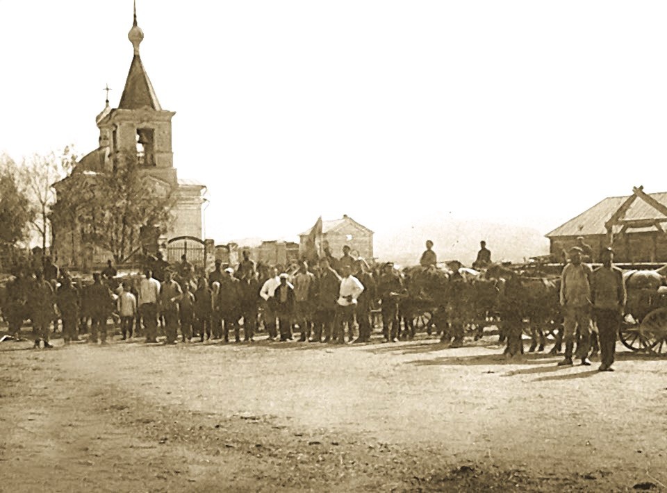 Карабулакская станичная церковь, 1904 - 1917, Семиреченская обл., Копальский у., станица Карабулакская. Карабулакская станичная церковь в честь Знаменно-Абалацкой иконы Божией Матери. Начало строительства храма в 1900 году. В 1904 году состоялось торжественное освящение храма. Вся церковная утварь и 4 колокола были привезены из Семипалатинска. В начале 1930 года храм был варварски разграблен и осквернен. В юго-восточном углу, слившихся вместе долин рек Карабулак-Каратал-Коксу и Кусак, в западной части Джунгарского Алатау, на реке Каратал еще в 1855 году был построен пикет, называвшийся первоначально Каратальским или султана Сюка, а потом Карабулакским. В 1858 году здесь поселено 10, а в следующем 7 крестьянских семей.