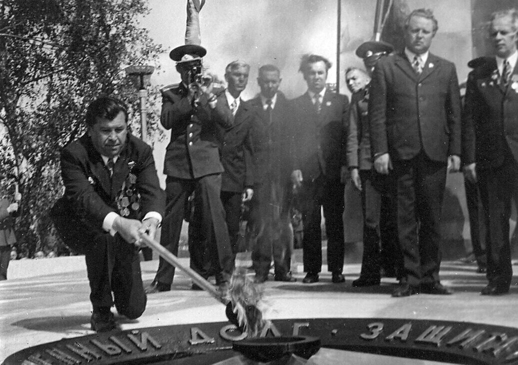 Фото "Момент зажжения Вечного огня на Аллее славы", 9 мая 1975 ...