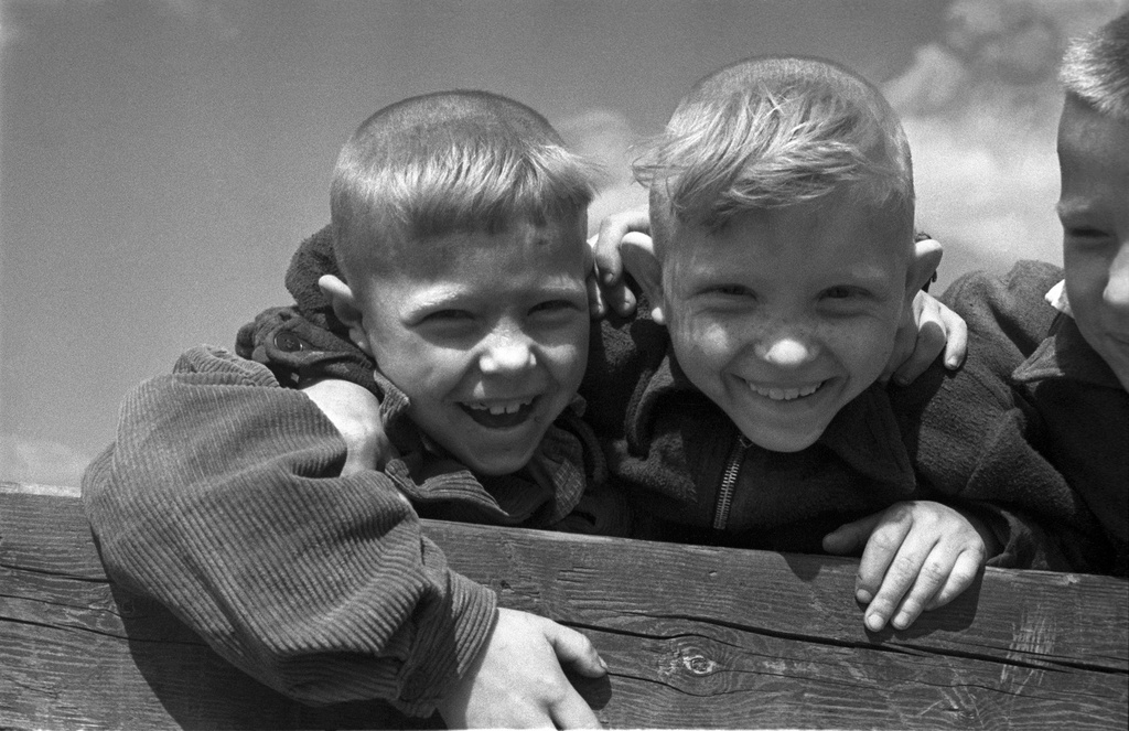 Друзья, 1961 - 1969. Видео «Валерий Брюсов. "Детская площадка"» с этой фотографией.