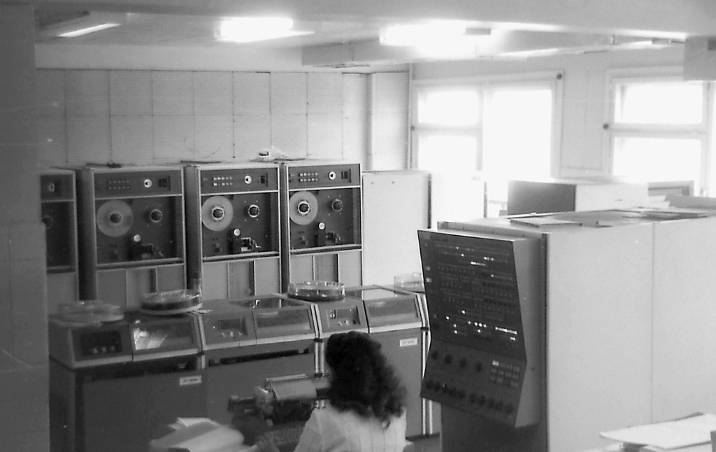 Фото "Первая ЭВМ на заводе осветительной арматуры. Накопители на ...