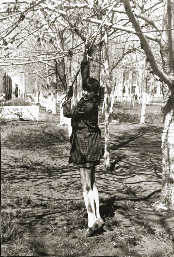 Весна 1970 года в военном городке на Семипалатинском полигоне, апрель 1970, Казахская ССР, г. Семипалатинск-21. Ныне Курчатов.&nbsp;Справа на заднем плане – гарнизонный Дом офицеров (ГДО).