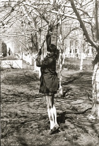 Весна 1970 года в военном городке на Семипалатинском полигоне, апрель 1970, Казахская ССР, г. Семипалатинск-21. Ныне Курчатов.&nbsp;Справа на заднем плане – гарнизонный Дом офицеров (ГДО).