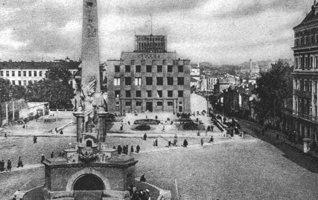 Советская площадь, 1918 - 1927, г. Москва. На первом плане&nbsp;– Монумент советской конституции.