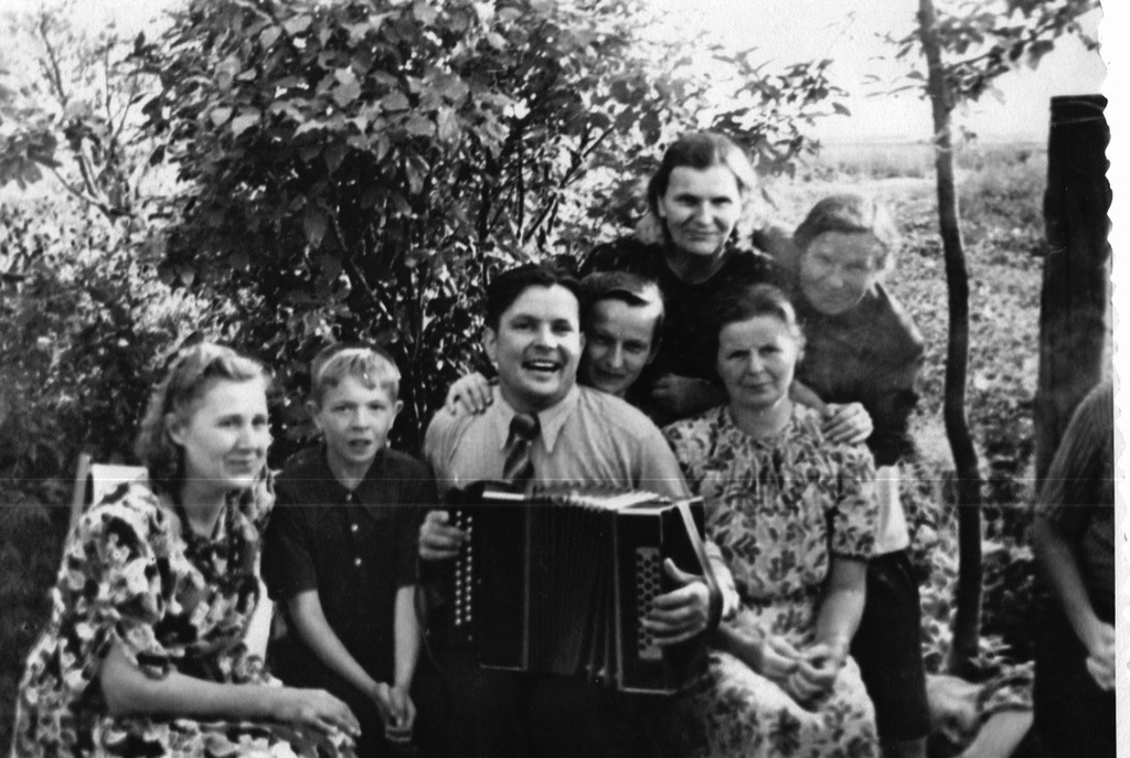 Михаил Васильевич Семенов, 1 июня 1958 - 26 июля 1961, Ленинградская обл.. Михаил Васильевич Семенов&nbsp;(с баяном) с родными. Сидит справа старшая сестра Мария.Фотография из архива пользователя kun vladimir.